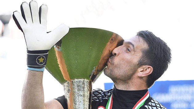 Gianluigi Buffon si uv dal trofej. S Juventusem znovu vyhrl italskou ligu.
