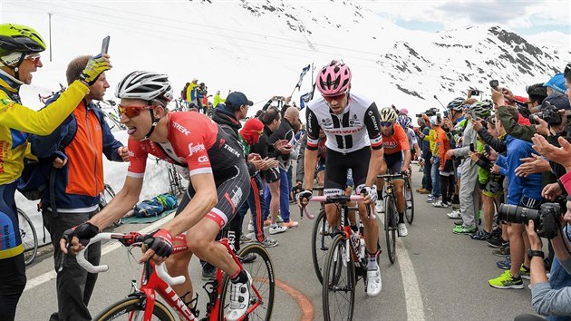 DINA A UTRPEN.  Bauke Mollema a za nm Tom Dumoulin v krlovsk etap Gira.