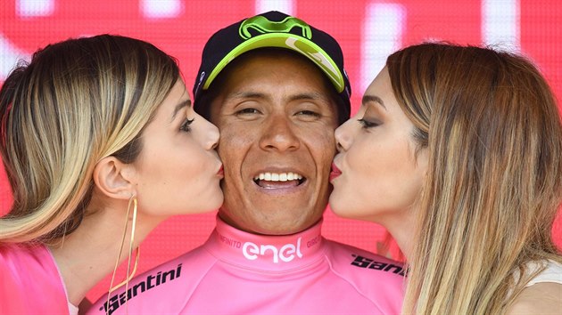 Nov majitel rovho dresu po 19. etap Gira. Polibky od hostesek si uv Nairo Quintana.
