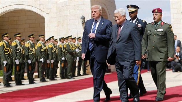 Americk prezident Donald Trump pi setkn s palestinskm prezidentem Mahmdem Abbsem v Betlm (23. kvtna 2017)