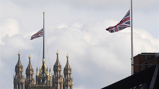 Vlajka nad britskm parlamentem vis na pl erdi jako pieta za obti teroristickho toku v Manchesteru (24. kvtna 2017)