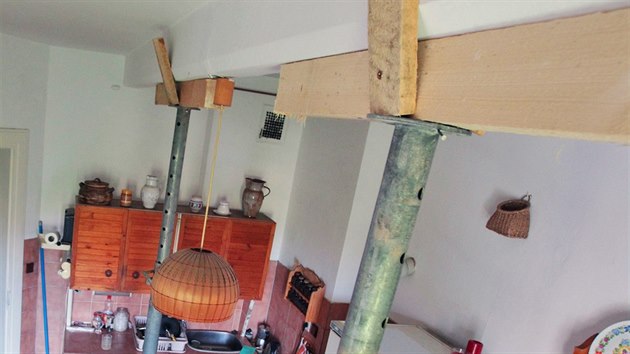 Kvůli havarijnímu stavu stropních konstrukcí se musejí vystěhovat nájemníci z bytů ve „staré budově“ Střední uměleckoprůmyslové školy v Karlových Varech. Na snímku výstužné konstrukce v bytech.