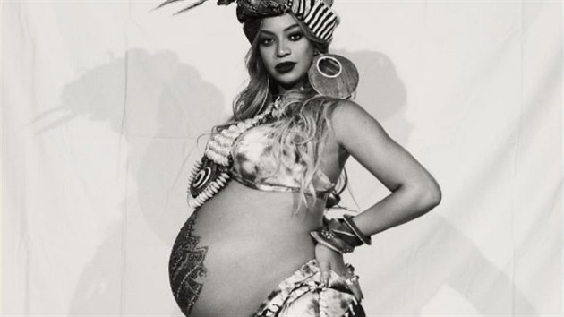 Beyoncé si na oslavě svých očekávaných dvojčat nechala na břicho henou namalovat obrázek (květen 2017).