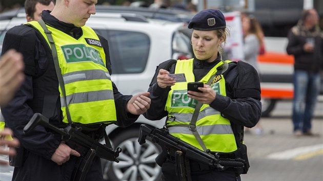 Policist ped koncertem Depeche Mode hldkuj ped stadionem v praskm Edenu (24.5.2017)