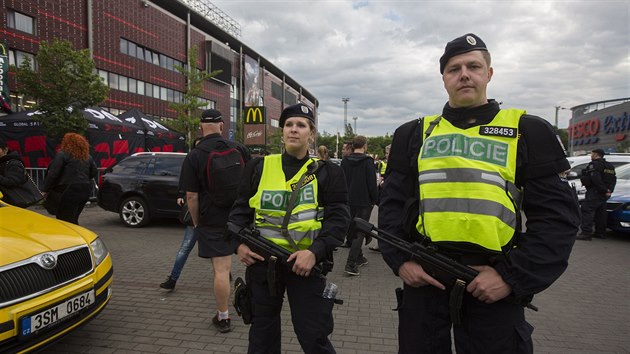 Policist ped koncertem Depeche Mode hldkuj ped stadionem v praskm Edenu (24.5.2017)