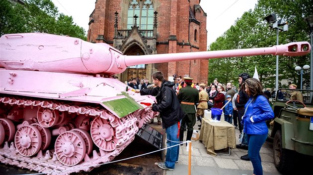 Spontánní setkáni občanů u růžového tanku v Brně a jeho přetírání na původní zelenou barvu (21. května 2017).
