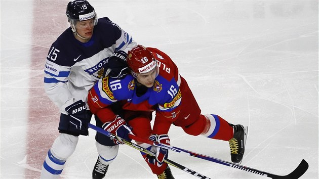 Rusk tonk Sergej Plotnikov (vpravo) v souboji s Miro Aaltonenem z Finska.