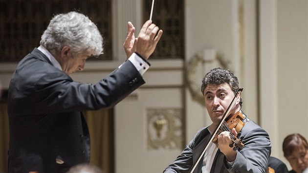Dirigent Peter Oundjian a houslista Maxim Vengerov na Praskm jaru