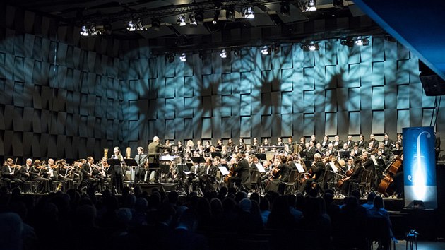 Koncert Filharmonie Brno ve Foru Karln byl ozvltnn i svtelnm designem.