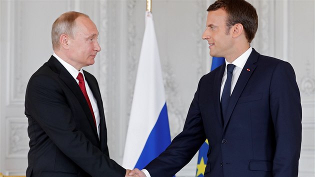Vladimir Putin v pondělí jednal s Emmanuelem Macronem (29. května 2017)