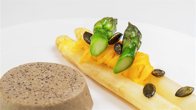 Flan (pudink) z parmaz�nu a lan��� s ch�estem a d��ov�m sal�tkem