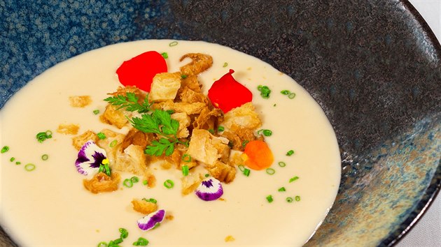 Pasti��kov� kr�m s gorgonzolou a croissantov�mi krutony