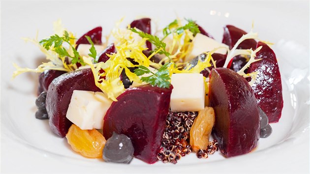 Sal�t z �erven� �epy, s�rem asiago a quinou