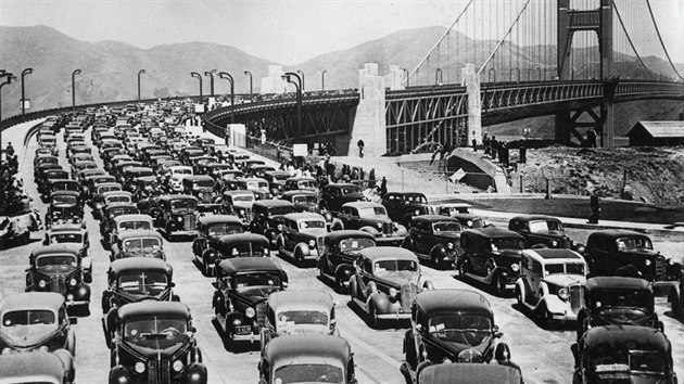 Fotografie pořízená těsně po otevření mostu Golden Gate v roce 1937.