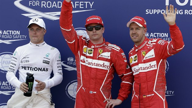 Tři nejlepší z kvalifikace na Velkou cenu Monaka. Zleva třetí Valtteri Bottas, vítěz Kimi Räikkönen a druhý Sebastian Vettel.
