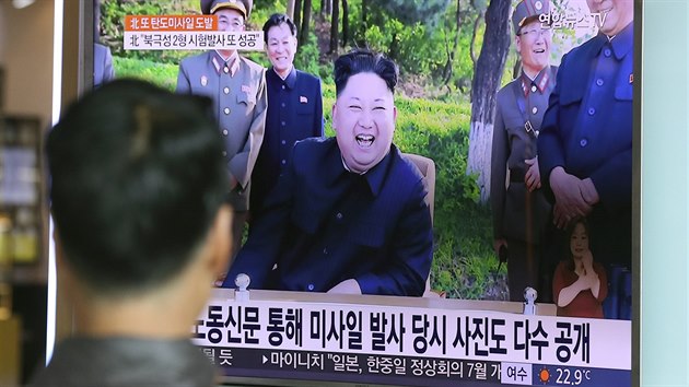 KLDR v pondl potvrdila spn test balistick rakety, podle agentury KCNA mu pihlel vdce zem Kim ong-un. Agentura Reuters pinesla zbry z mstn televize (22. kvtna 2017)
