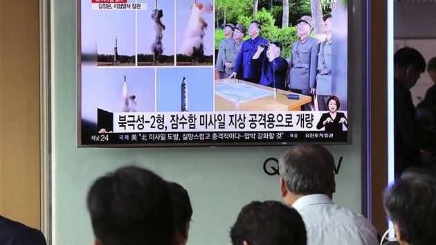 KLDR v pondl potvrdila spn test balistick rakety, podle agentury KCNA mu pihlel vdce zem Kim ong-un. Agentura Reuters pinesla zbry z mstn televize (22. kvtna 2017)