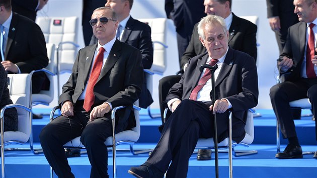 esk prezident Milo Zeman na schzce ldr NATO v Bruselu. Na snmku z tureckm prezidentem Erdoganem