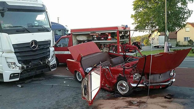 Posdka vozu znaky Lada skonila po stetu s kamionem v nemocnici.