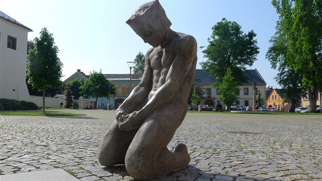 Socha Kajícníka od Matouše Háši na náměstí Aloise Jiráska v Lanškrouně.