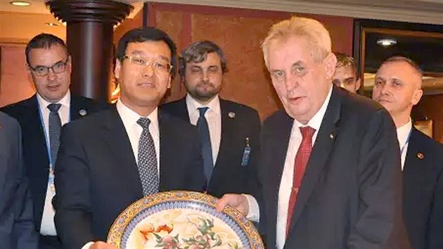 Bhem sv nvtvy ny se Milo Zeman setkal s Wang Fengem, prezidentem gumrensk spolenosti LingLong Tire. (12. kvtna 2017)
