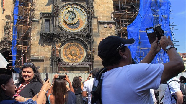 Turist u rekonstruovanho orloje na Staromstskm nmst v Praze