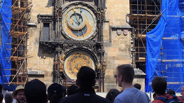 Turist u rekonstruovanho orloje na Staromstskm nmst v Praze (23. kvtna 2017)