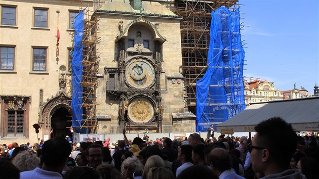 Turist u rekonstruovanho orloje na Staromstskm nmst v Praze (23. kvtna 2017)