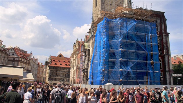 Turist u rekonstruovanho orloje na Staromstskm nmst v Praze (23. kvtna 2017)