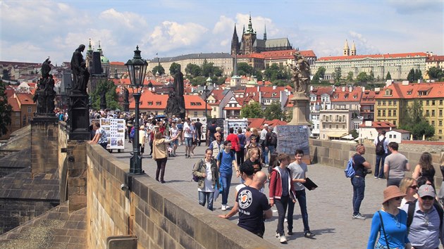 Turist na Karlov most v Praze