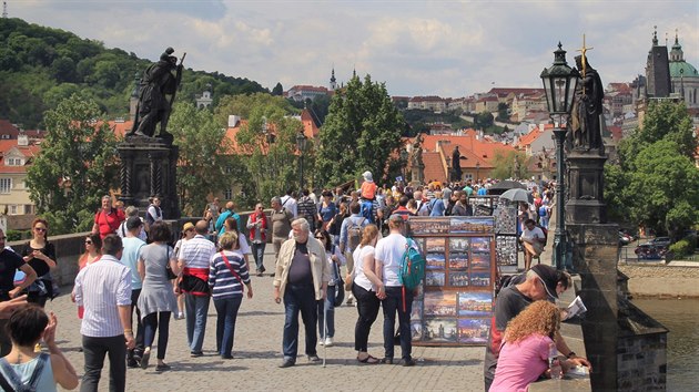 Turist na Karlov most v Praze