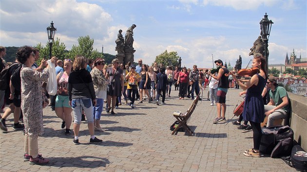 Turist na Karlov most v Praze