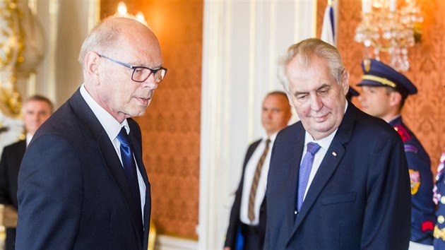 Prezident Milo Zeman jmenoval na Praskm hrad novho  ministra financ Ivana Pilnho. (24. kvtna 2017)