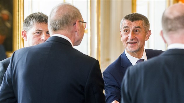 Ivan Piln (zdy vlevo) vystdal na ministerskm postu svho stranickho kolegu Andreje Babie. (24. kvtna 2017)