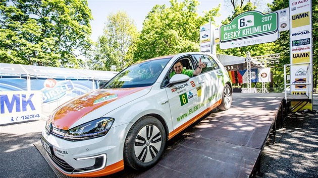 Redaktor Petr Lundk a navigtor Jan Pumpr zvodili s Volkswagenem e-Golfem na elektrick pohon.