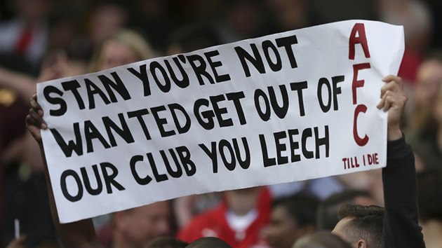 STANE, NECHCEME T. Vzkaz majiteli Stanu Kroenkemu od fanouk Arsenalu bhem poslednho utkn ligov sezony proti Evertonu.