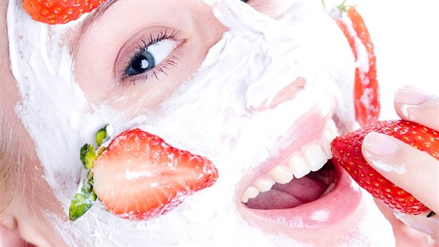 Lenošení s jahodovou maskou si může ještě zpříjemnit malou svačinkou. Jak jinak, než také jahodovou.