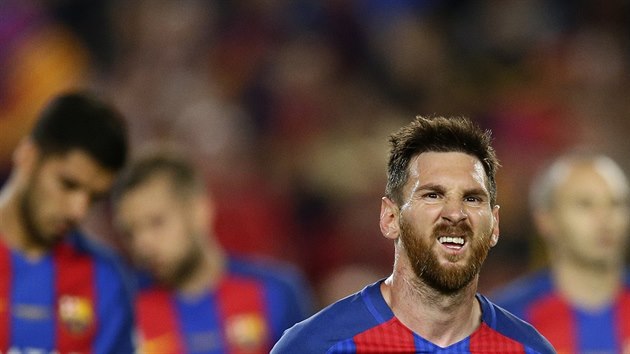 Lionel Messi z Barcelony po zpase poslednho kola panlsk ligy proti Eibaru ve chvli, kdy se dozvdl, e Real Madrid vyhrl a zskal titul.