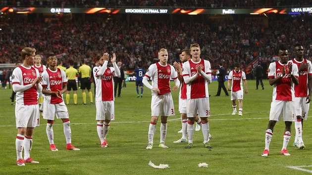 Smutn hri Ajax po prohe ve finle Evropsk ligy aplauduj fanoukm.