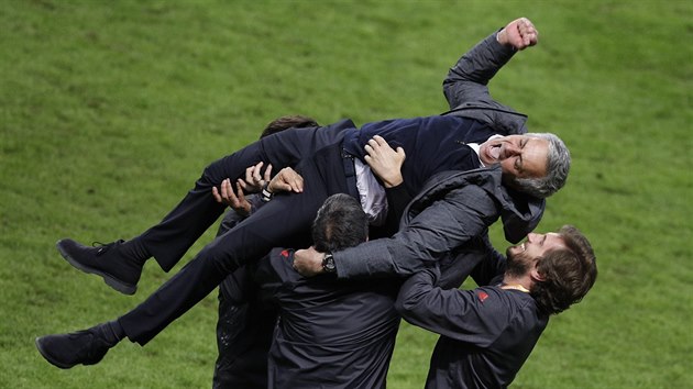 Trenr Manchesteru United Jos Mourinho slav se svmi kolegy triumf v Evropsk lize.