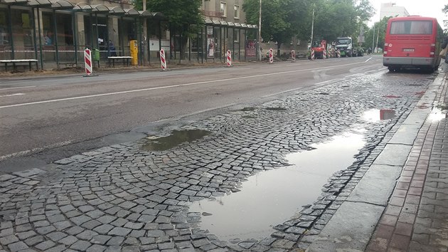 Bn obrzek po deti, kdy se v prohlubnch dr kaln voda. Kvli tomu se bude opravovat zastvka Autobusov ndra i z opan strany.