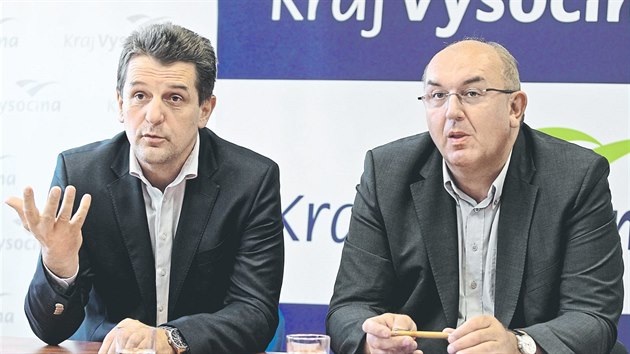 f Krajsk hospodsk komory a jeden z pednch podnikatel na Tebsku Richard Hork (vpravo) si vybral pro sponzorovn obansk demokraty. To investin nmstek Krajsk sprvy a drby silnic Libor Joukl (vlevo) dal dar sv matesk SSD.