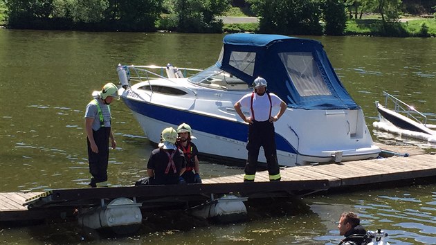 Pražští hasiči vytahovali z Vltavy v Davli loď (26.5.2017).