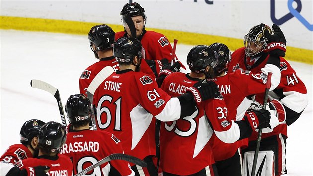 Hokejisté Ottawy slaví vítězství, jehož strůjcem byl brankář Craig Anderson.