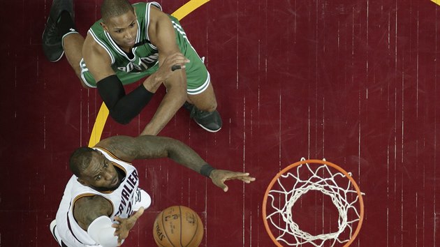 LeBron James z Clevelandu (vlevo) a Al Horford z Bostonu v souboji pod koem.