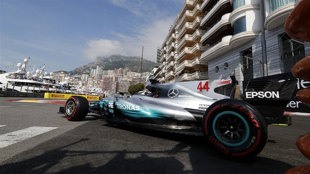 Lewis Hamilton pi trninku na Velkou cenu Monaka formule 1.