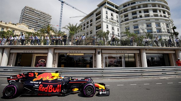 Daniel Ricciardo pi trninku na Velkou cenu Monaka formule 1.