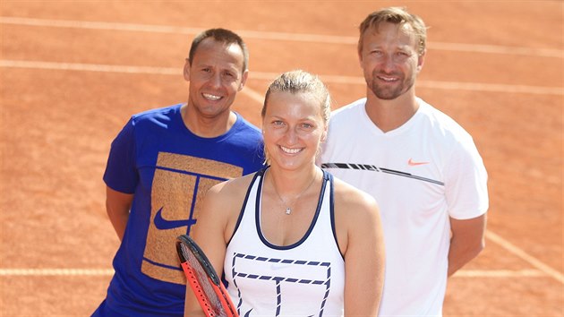 Petra Kvitov s kondinm trenrem Davidem Vydrou (vlevo) a kouem Jim Vakem ped odletem na Roland Garros v Pai.