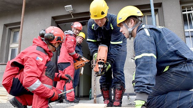 Skupina hasičů z týmu USAR, která se specializuje na práce v poškozených a zřícených budovách, zajistila schodiště v jedné z budov karlovarské Střední uměleckoprůmyslové školy.