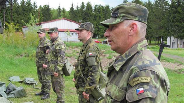 Aktivní záložáci při cvičení ve vojenském prostoru Hradiště.